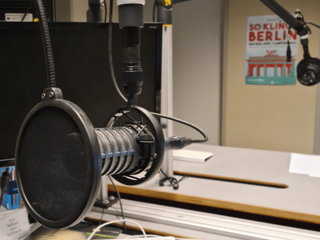 Das Radiostudio im MIZ. Ein Mikrofon im Vordergrund.