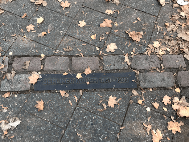 Gedenktafel Berliner Mauer in den Boden eingelassen auf dem Mauerweg in Berlin 