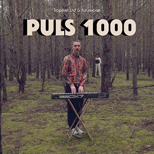Cover von Tropikel ltd. ft Futurebae - Puls 1000; Zwei Personen stehen im Wald, der Mann im Vordergrund spielt Keyboard