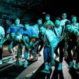 Cover von QUERBEAT – JA; Foto einer Gruppe junger Männer auf einer Straße, sie sind blau angeleuchtet
