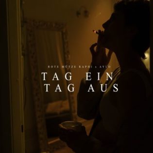 Cover von ROTE MÜTZE RAPHI Aylo - Tag ein Tag aus; Silhouette einer rauchenden Person in einer dunklen Wohnung