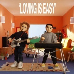 REX ORANGE COUNTY - Loving Is Easy feat. Benny Sings, zwei weiße Puppen in einem Miniaturzimmer, die Gitarre und Keyboard spielen