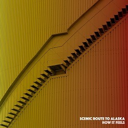 Albumcover von SCENIC ROUTE TO ALASKA – How It Feels; Fot von einer Treppe an der Außenseite eines Gebäude, die diagonal durch das Bild geht; das Foto ist mit einem gelb-roten Farbverlauf eingefärbt; unten rechts in weißer Schrift Titel/Artist