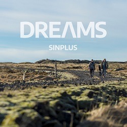 Cover von Sinplus "Dreams"; Foo einer weiten Ebene, weiter hinten laufen zwei Menschen