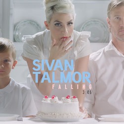 Cover von Sivan Talmor "Falling"; eine Frau, ein Mann und ein Kind, weiß angezogen, weißer Hintergund, vor ihnen eine weiß dekorierte Torte