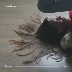 Cover von Spielbergs - Distant Star EP; Foto eines Mädchens, das auf dem Boden liegt, die langen Haare sind ausgebreitet