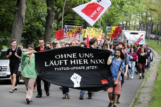 Studierende streiken für eine Lohnerhöhung.