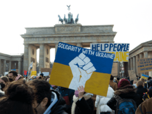 Ukraine Protestschild vor dem Brandenburger Tor Berlin