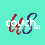 couchFM US-Wahl 2020 Logo; türkisfarbener Hintergrund; darauf in roter Farbe "U" in blauer "S"; darauf in weißer Schrift couchFM Wahlnacht
