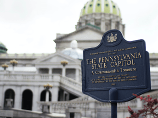 Harrisburg in Pennsylvania; Schild mit der Aufschrift "The Pennsylvania State Capitol"; im Hintergrund Capitol
