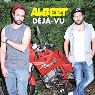 Cover von Albert "Déja-vu"; Foto der Band vor einem roten Motorrad