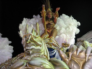 Brasilien: Frau im Karnevalskostüm