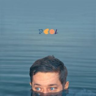 Cover von Maeckes - Am Pool; Foto eines Mannes in einem See, er ist bis zu den Augen im Wasser