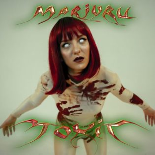 Cover von MARIYBU - Toxic; Foto einer Frau mit leeren, weißen Augen und roten Haaren, auf ihrem Körper sind blutige Handabdrücke