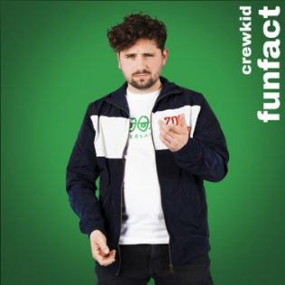 Cover von Crewkid - funfact; Foto des Artists vor grünem Hintergrund