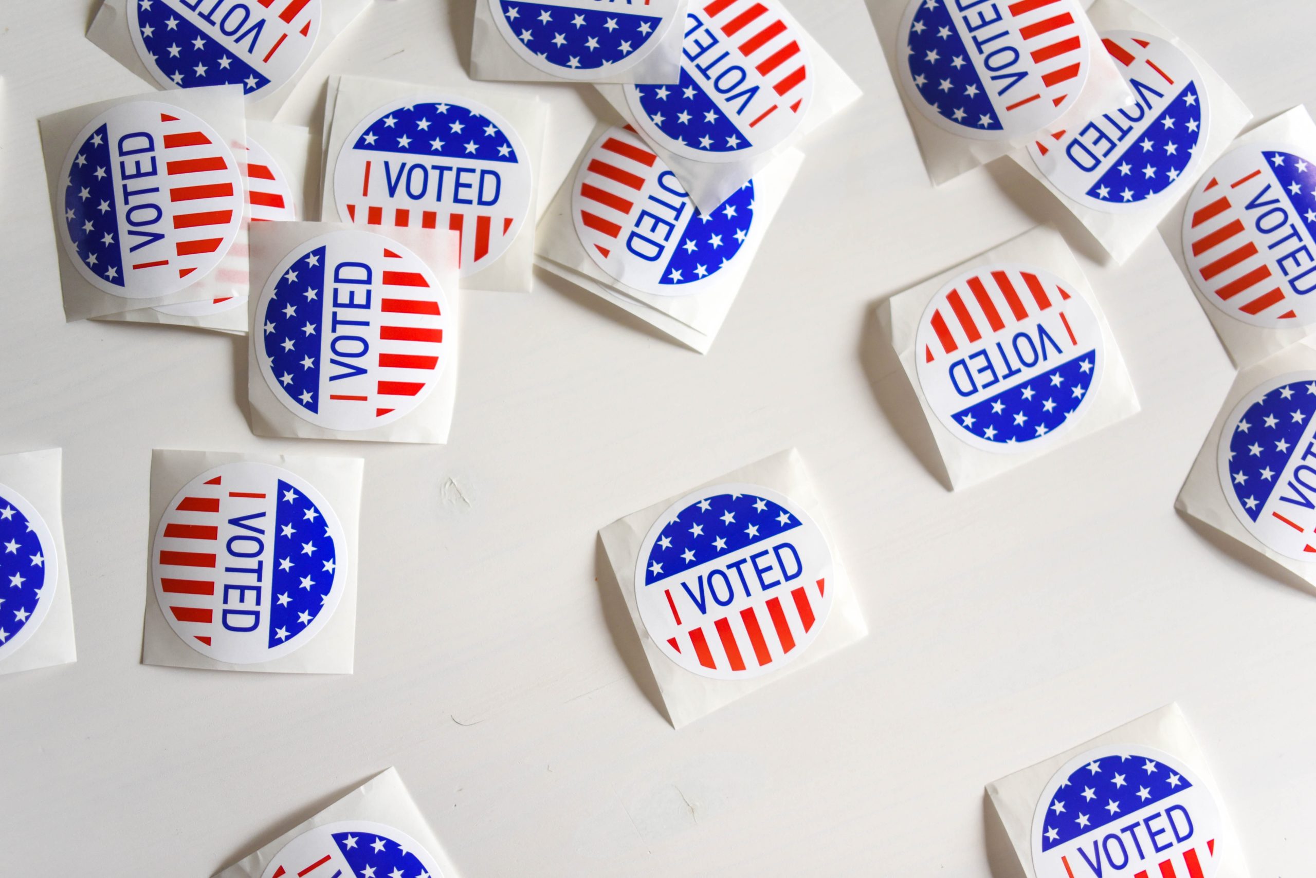 I VOTED Pins zur US-Wahl 2020; auf den runden Stickern ist in Rot-Blau-Weiß die Amerika Fahne abgebildet mit dem Schriftzug I VOTED