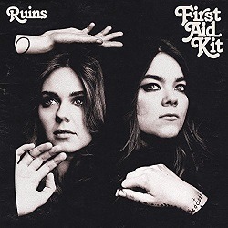 FIRST AID KIT; Schwarzweiß-Foto von zwei weißen Frauen, die ihre Gesichter mit ihren Händen einrahmen