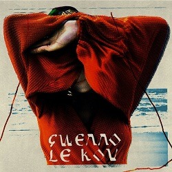 GWENNO – Tir Har Mo; eine Person in einem weiten roten Pullover, die mit den Armen ihr Gesicht verdeckt