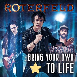 Roterfeld - Bring your own to life; zusammengestelltes Foto einer Rockband die gerade perfromen, bestehend aus drei weißen Männern