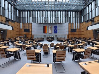 Der leere Plenarsaal mit Blick auf den Sitz des Präsidenten