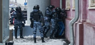 OMON Streitkräfte verhaften einen Demonstrierenden